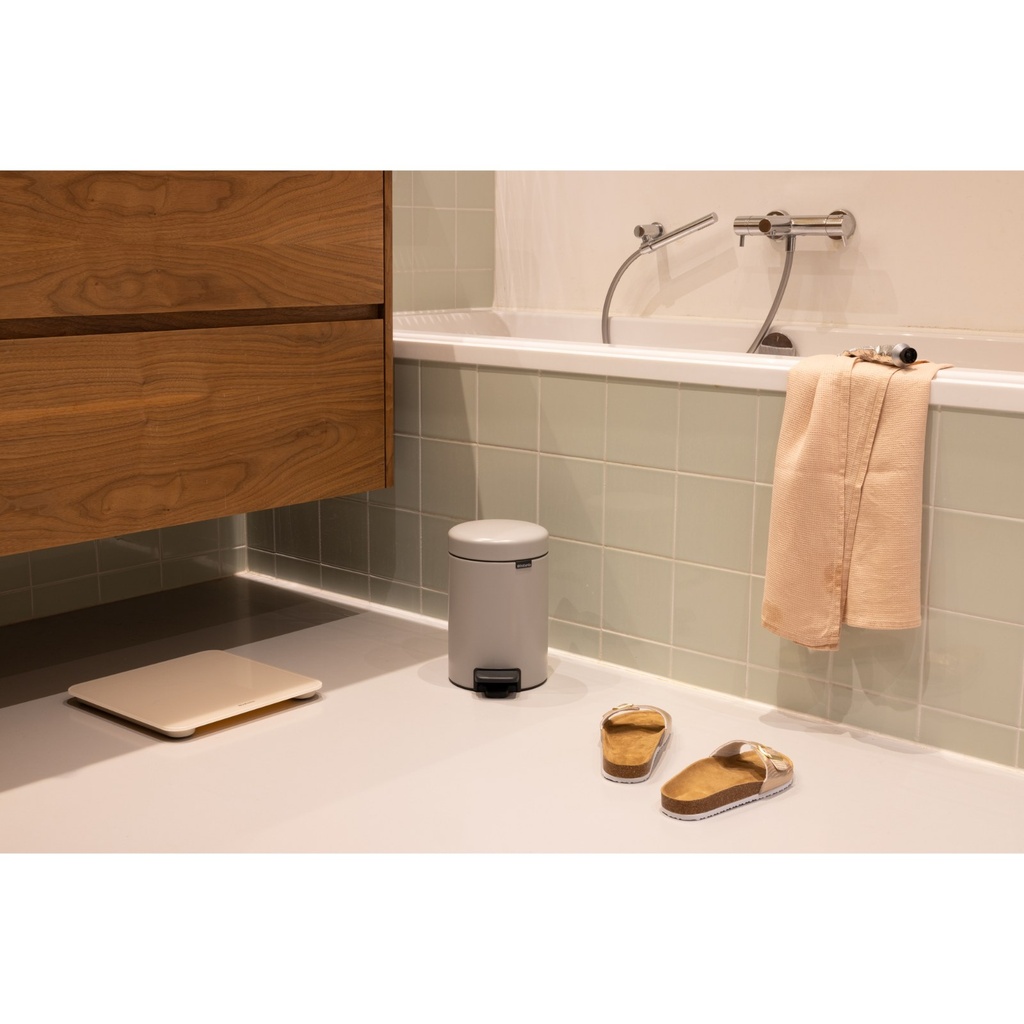 Prullenbak 3.0l NewIcon Brabantia soft grey sfeer 1