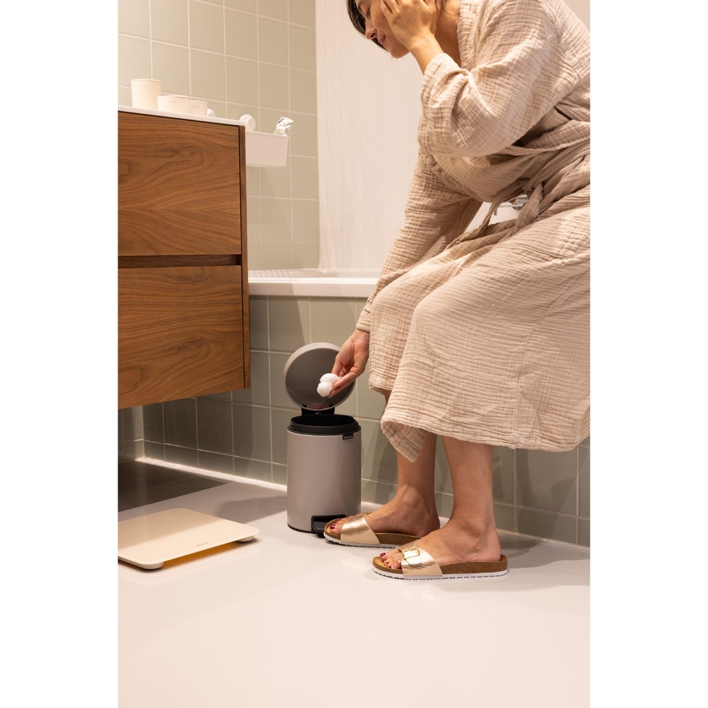 Prullenbak 3.0l NewIcon Brabantia soft grey sfeer 2