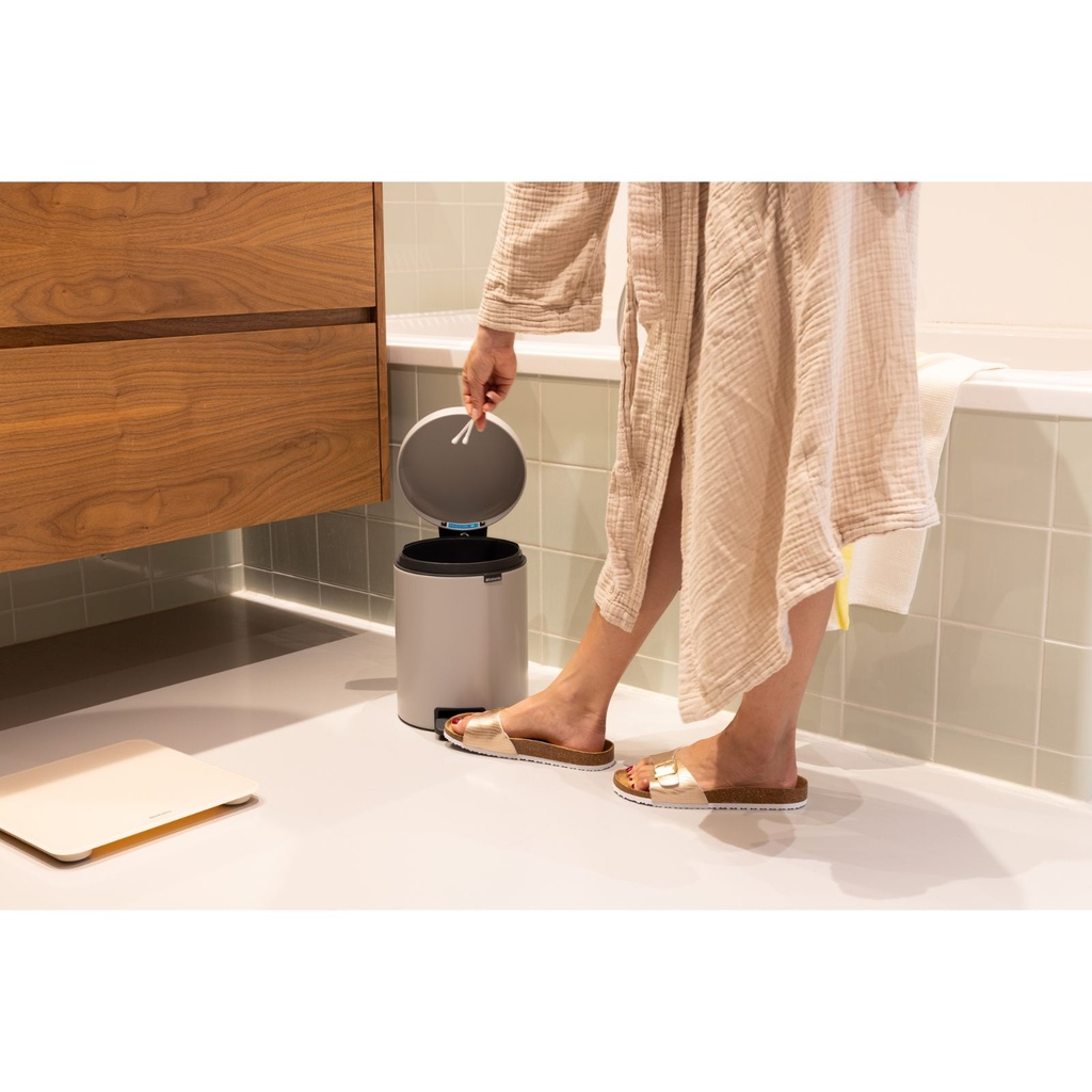 Prullenbak 5.0l NewIcon Brabantia soft grey sfeer 2