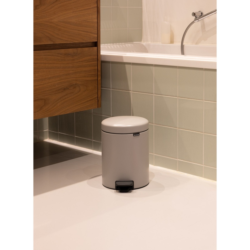 Prullenbak 5.0l NewIcon Brabantia soft grey sfeer 3