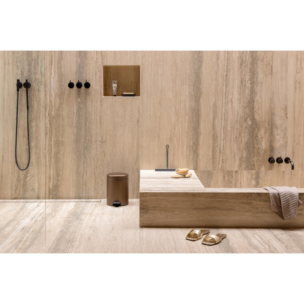 Prullenbak 5.0l NewIcon Brabantia warm bronze sfeer 1