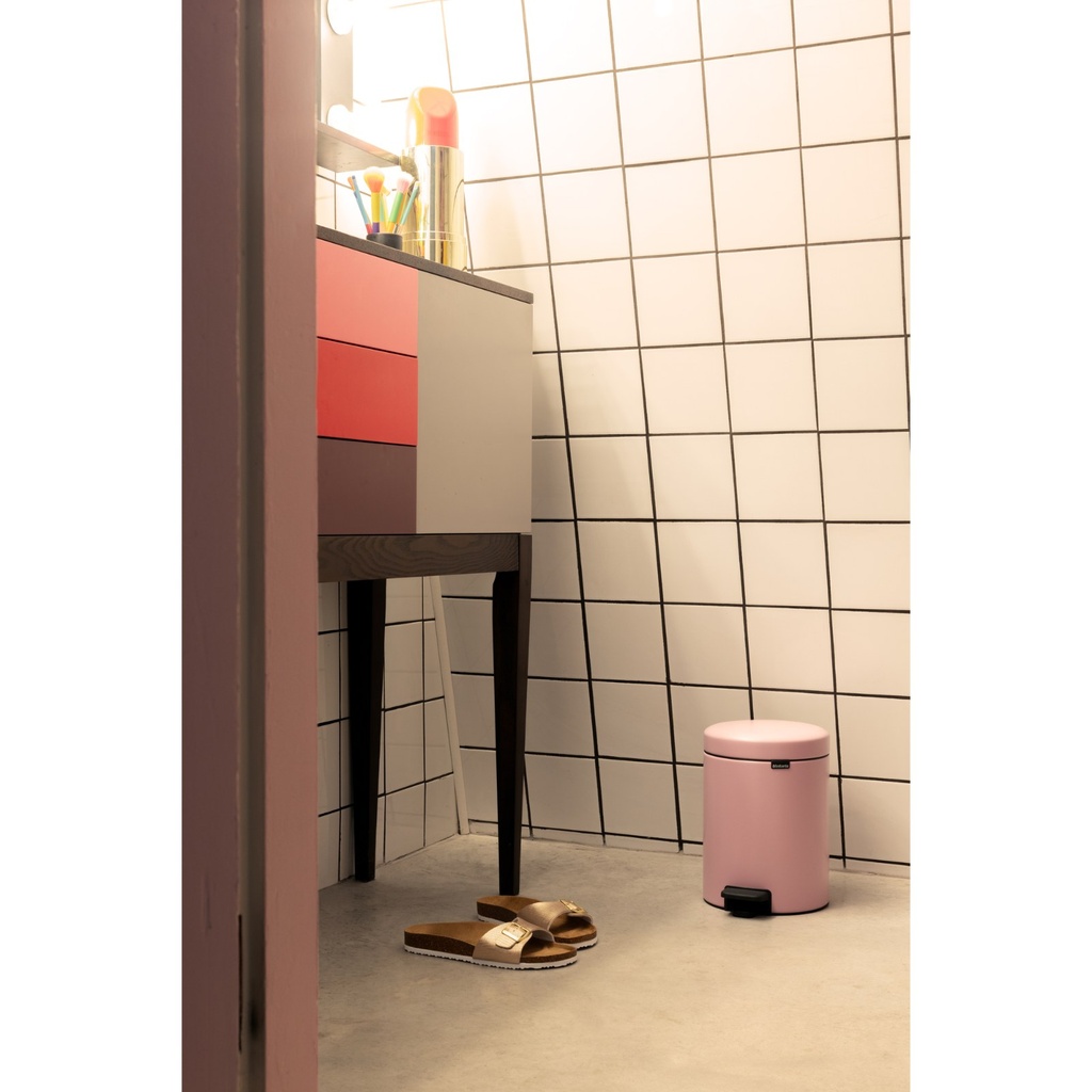 Prullenbak 5.0l NewIcon Brabantia lilac pink sfeer 1