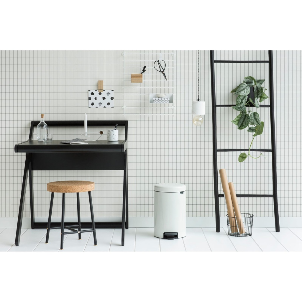Prullenbak 12.0l NewIcon m/metalen binnenemmer Brabantia white sfeer 2