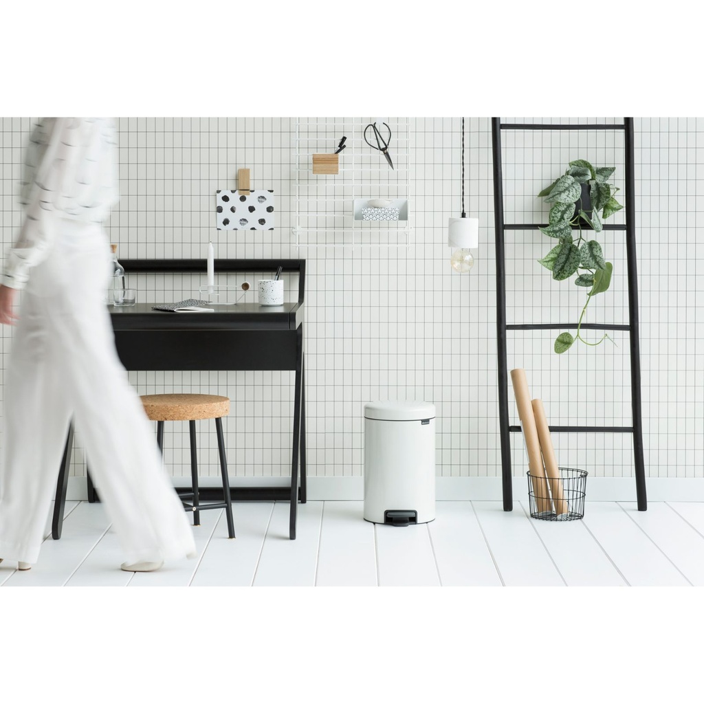 Prullenbak 12.0l NewIcon m/metalen binnenemmer Brabantia white sfeer 3