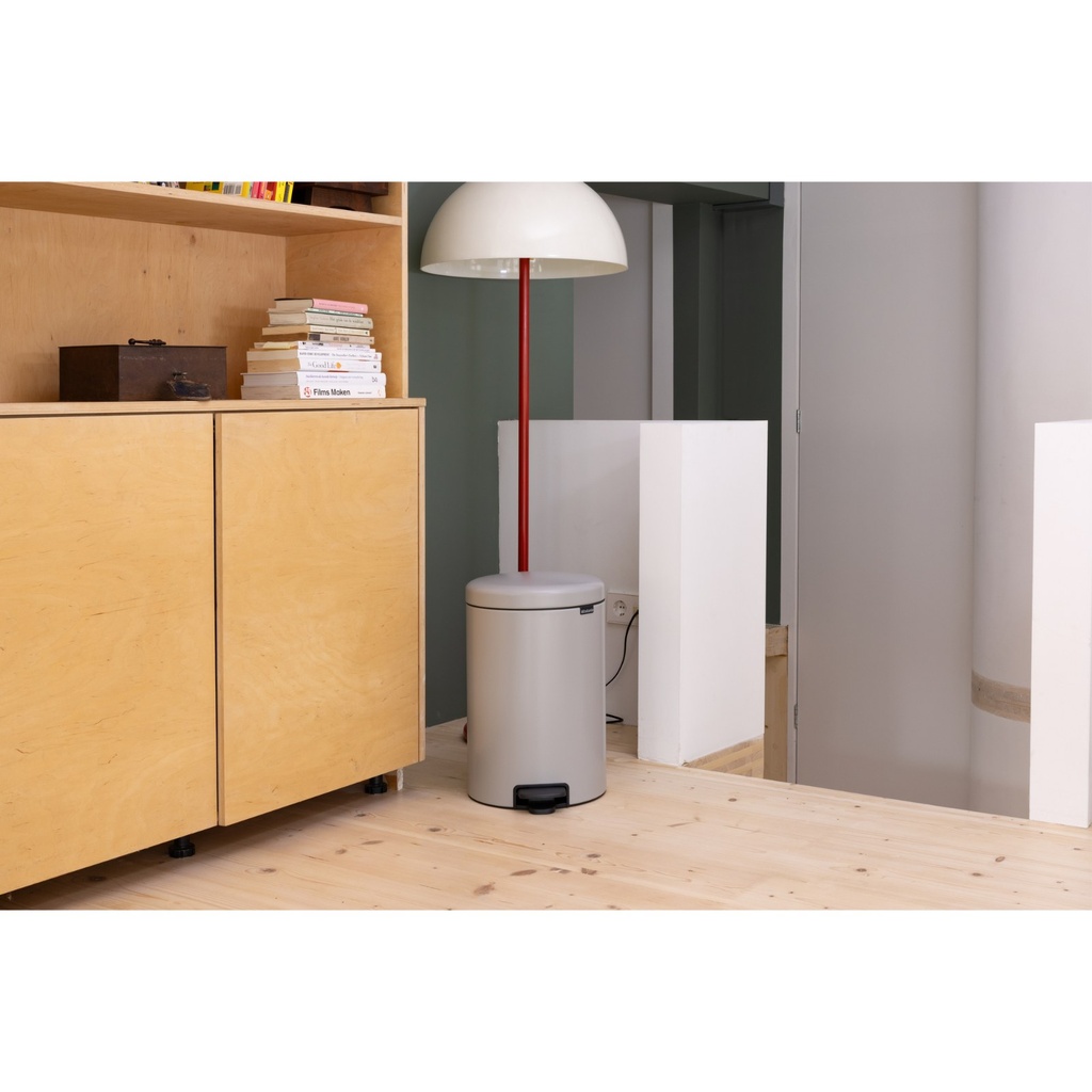 Prullenbak 20.0l NewIcon Brabantia soft grey sfeer 2