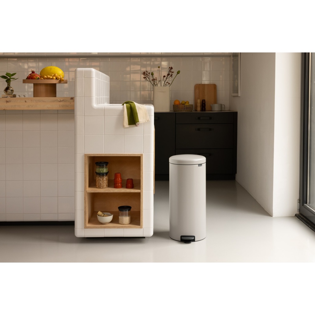 Prullenbak 30.0l NewIcon Brabantia soft grey sfeer 1