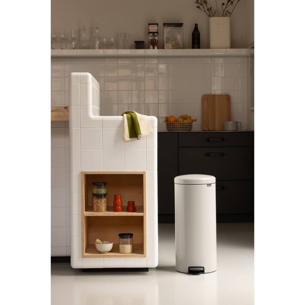 Prullenbak 30.0l NewIcon Brabantia soft grey sfeer 3