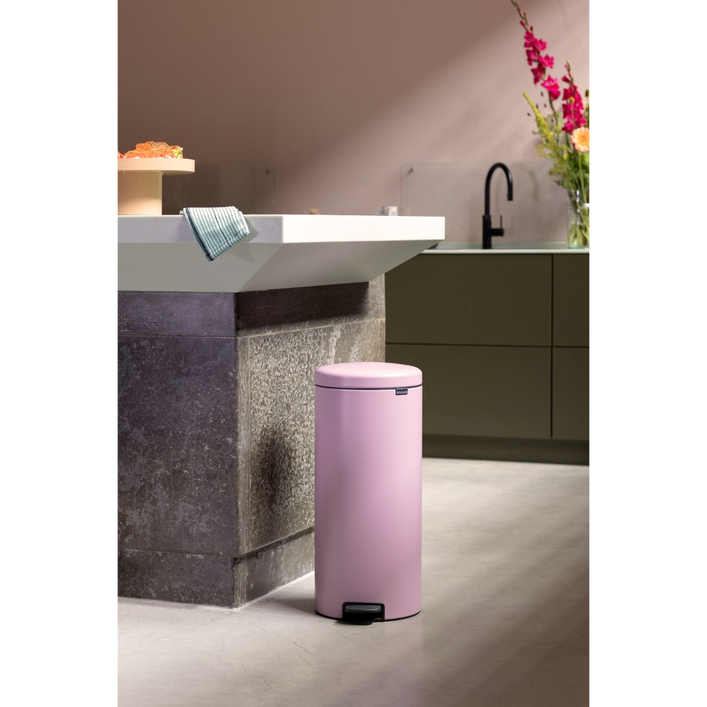 Prullenbak 30.0l NewIcon Brabantia lilac pink sfeer 1