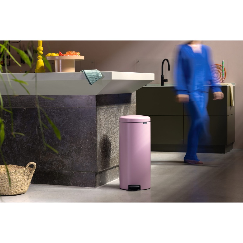 Prullenbak 30.0l NewIcon Brabantia lilac pink sfeer 3