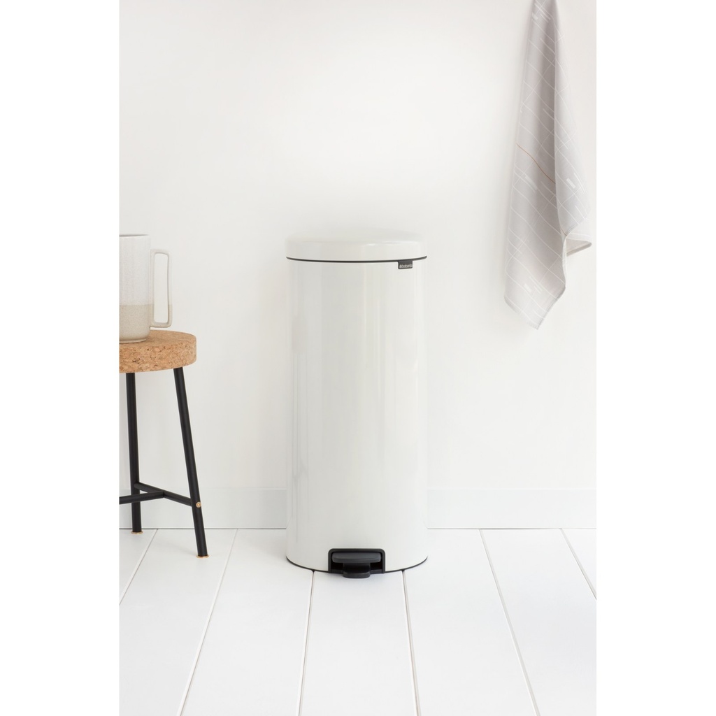 Prullenbak 30.0l NewIcon m/metalen binnenemmer Brabantia white sfeer 1