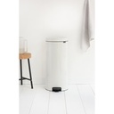 Prullenbak 30.0l NewIcon m/metalen binnenemmer Brabantia white sfeer 1