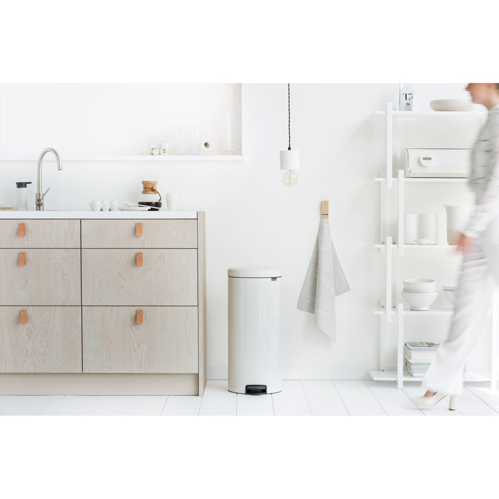 Prullenbak 30.0l NewIcon m/metalen binnenemmer Brabantia white sfeer 2
