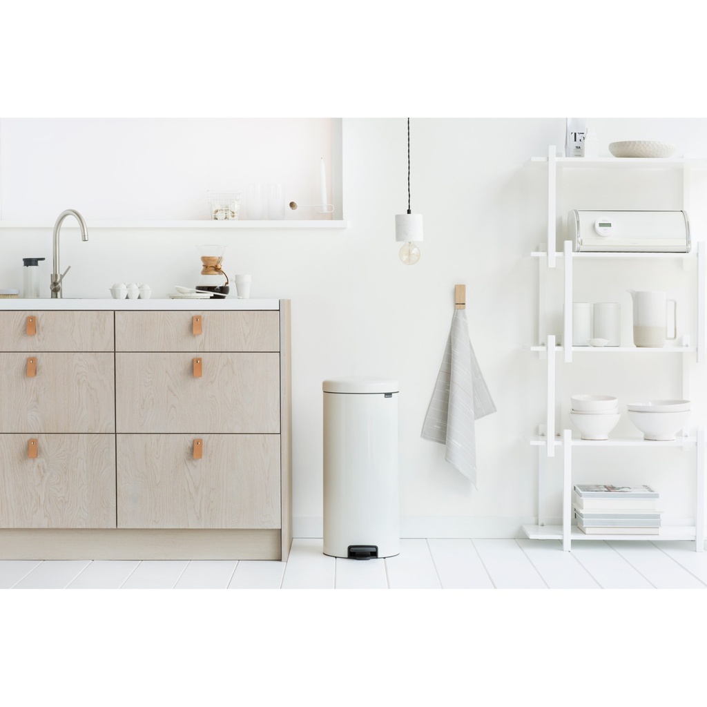 Prullenbak 30.0l NewIcon m/metalen binnenemmer Brabantia white sfeer 3