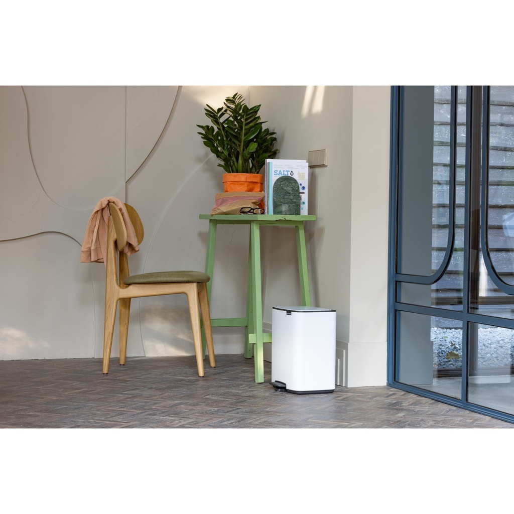 Prullenbak 12.0l Bo pedaal Brabantia white sfeer 1