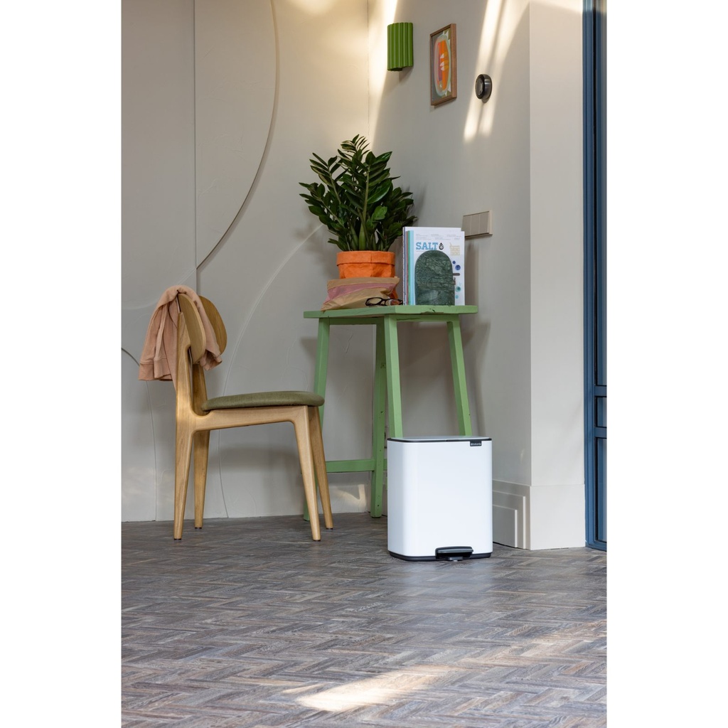 Prullenbak 12.0l Bo pedaal Brabantia white sfeer 2