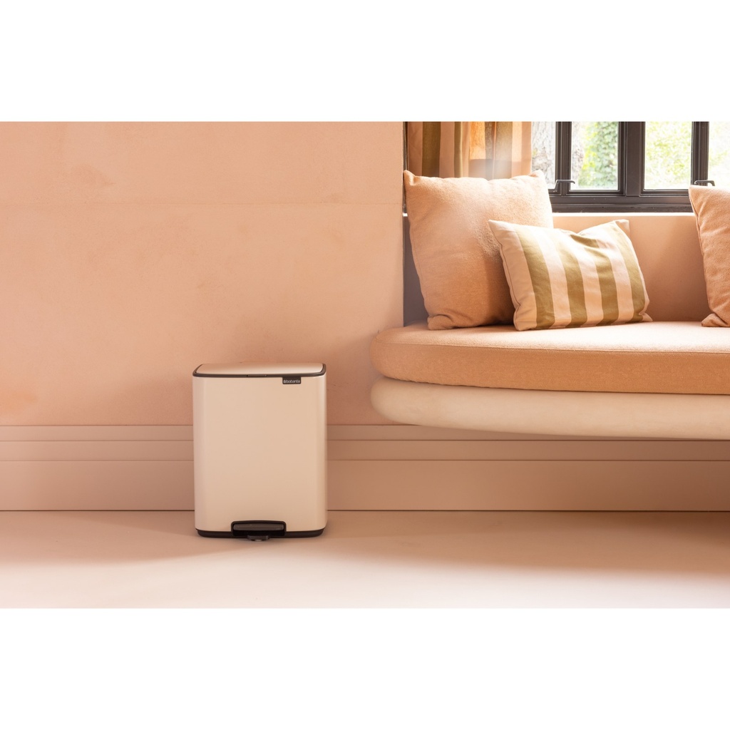 Prullenbak 12.0l Bo pedaal Brabantia soft beige sfeer 1