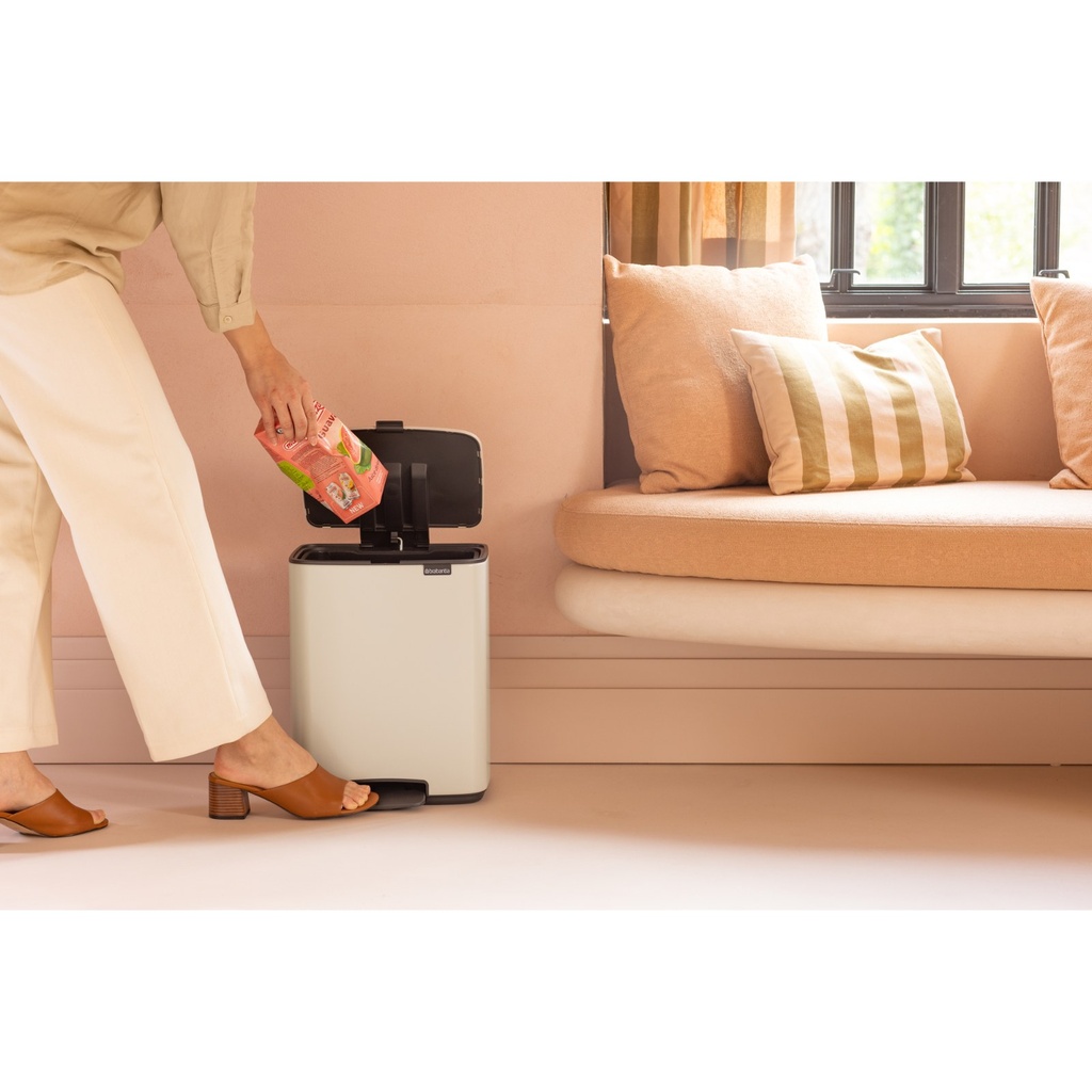 Prullenbak 12.0l Bo pedaal Brabantia soft beige sfeer 2