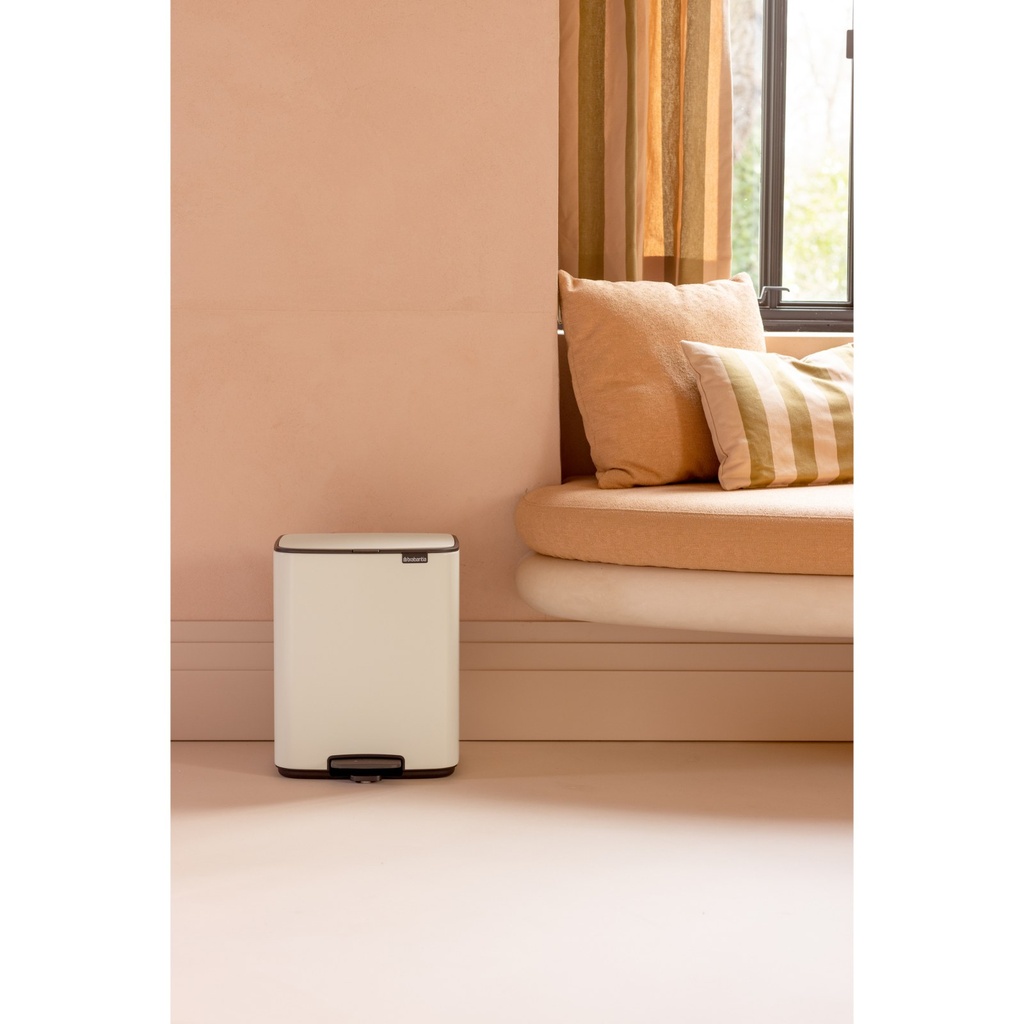 Prullenbak 12.0l Bo pedaal Brabantia soft beige sfeer 3