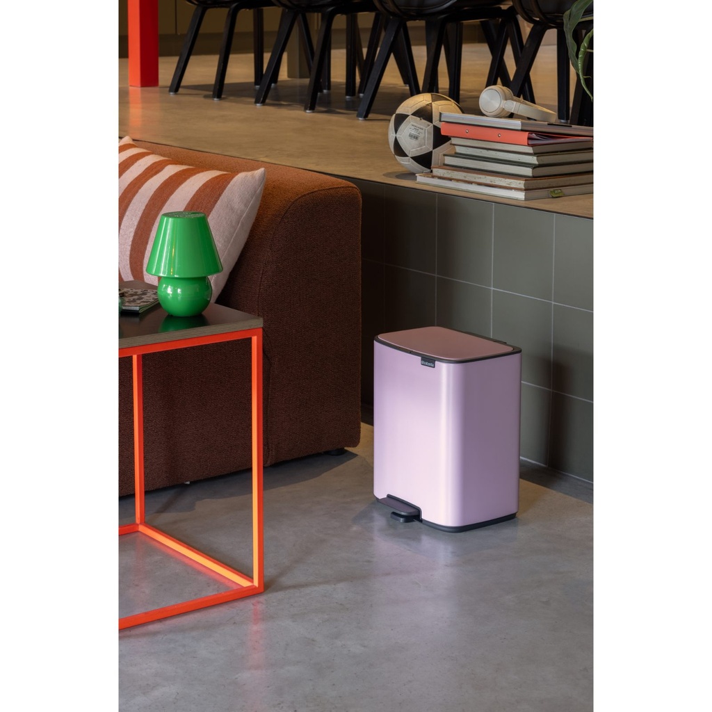 Prullenbak 12.0l Bo pedaal Brabantia lilac pink sfeer 1