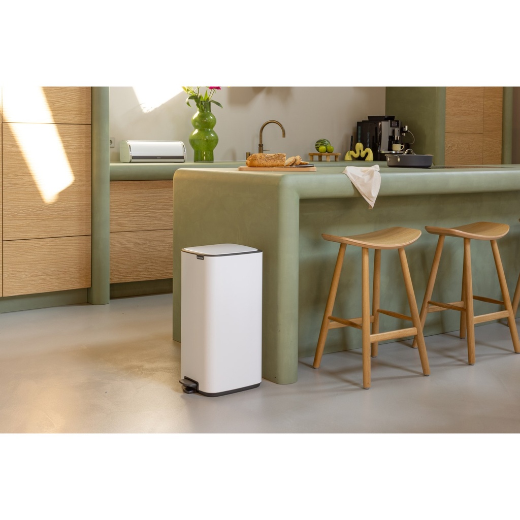 Prullenbak 30.0l Bo pedaal Brabantia white sfeer 1