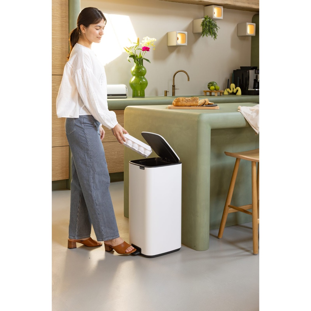 Prullenbak 30.0l Bo pedaal Brabantia white sfeer 2