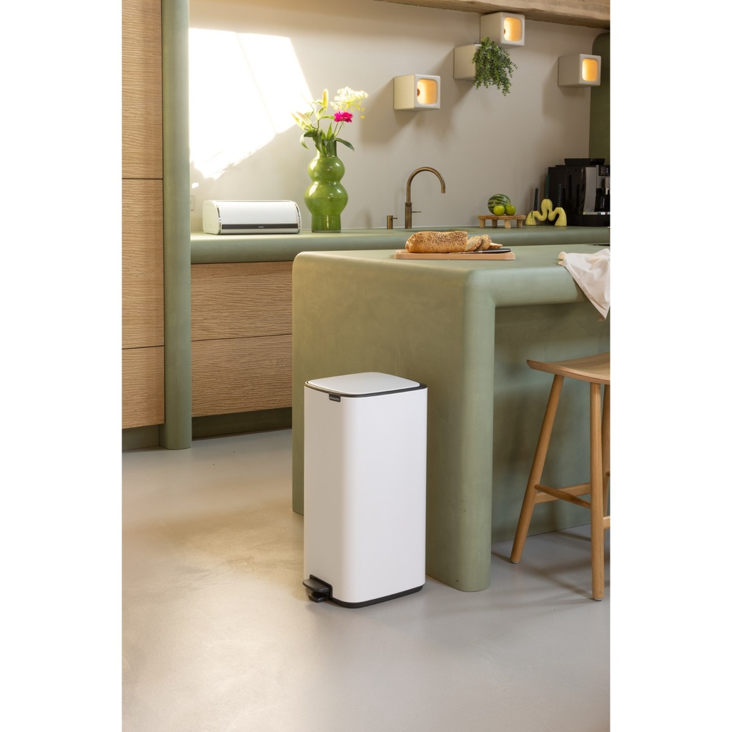 Prullenbak 30.0l Bo pedaal Brabantia white sfeer 3