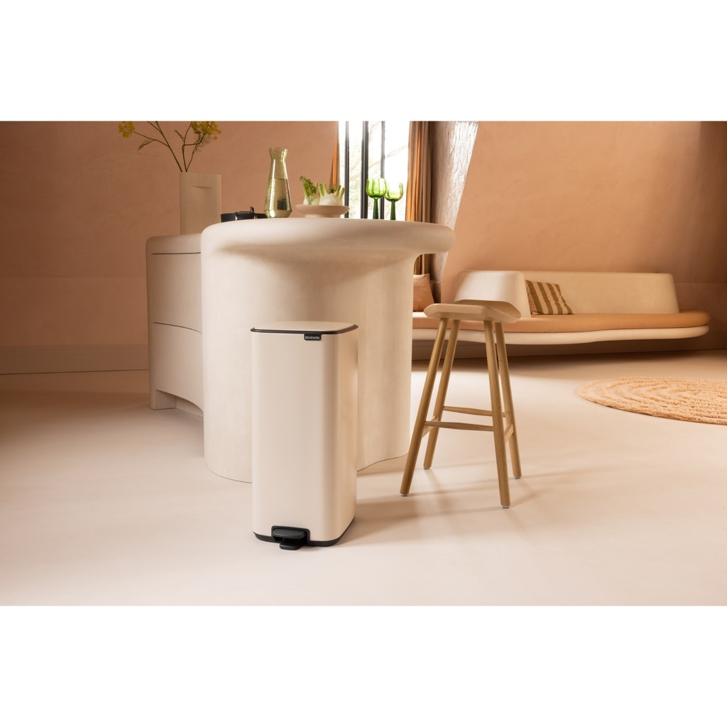 Prullenbak 30.0l Bo pedaal Brabantia soft beige sfeer 1