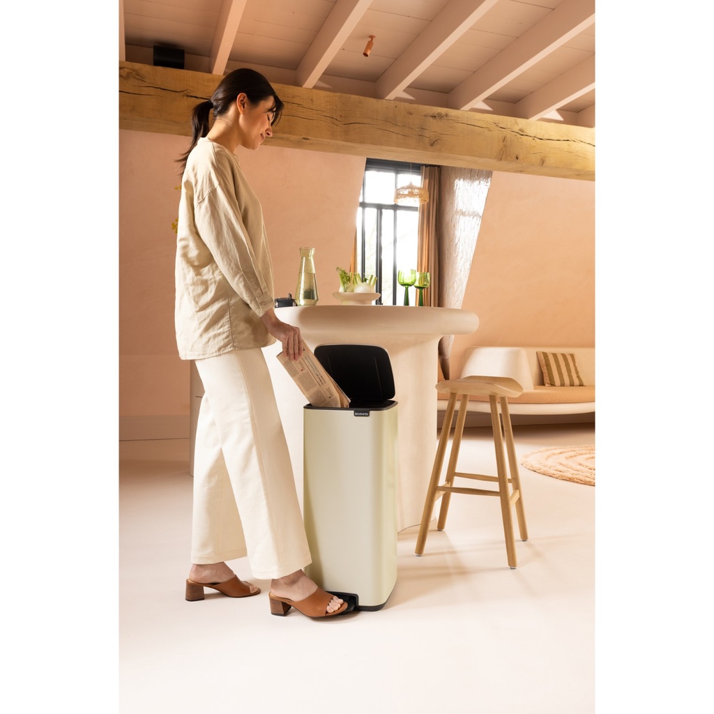 Prullenbak 30.0l Bo pedaal Brabantia soft beige sfeer 2