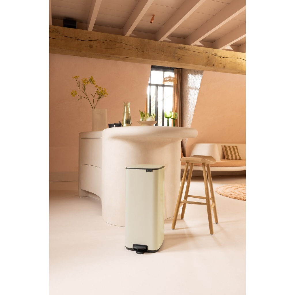 Prullenbak 30.0l Bo pedaal Brabantia soft beige sfeer 3