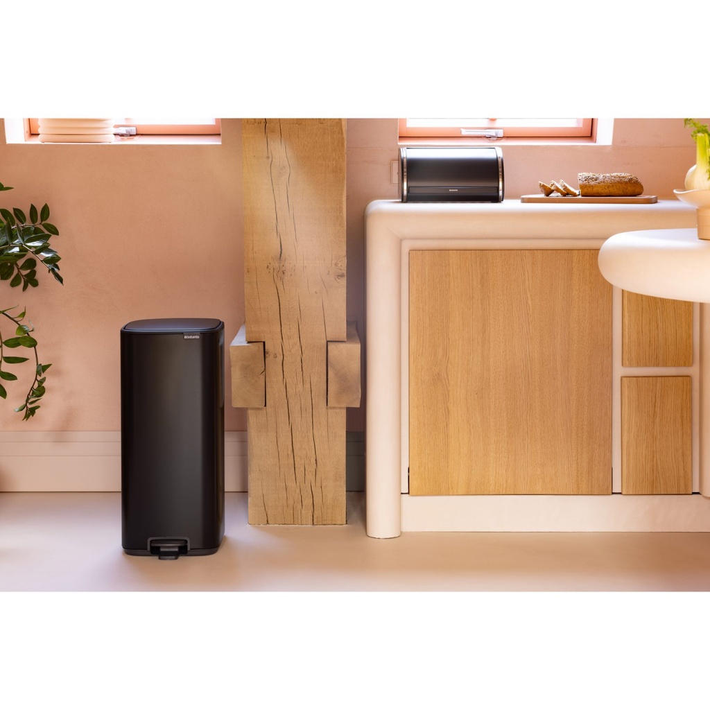 Prullenbak 30.0l Bo pedaal Brabantia matt black sfeer 1