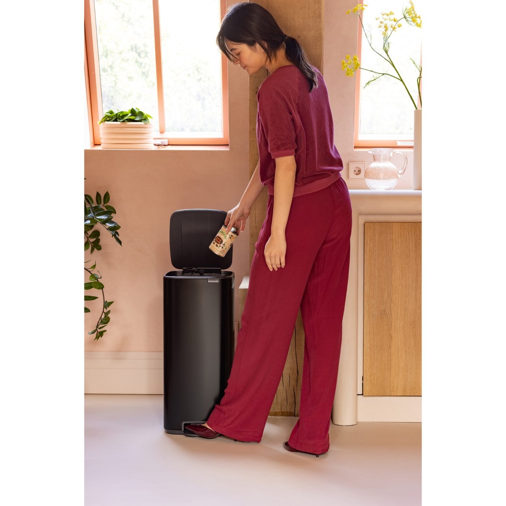 Prullenbak 30.0l Bo pedaal Brabantia matt black sfeer 2