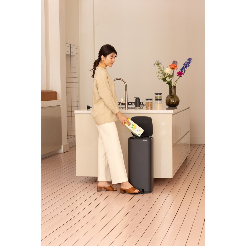 Prullenbak 30.0l Bo pedaal Brabantia mineral infinite grey sfeer 3