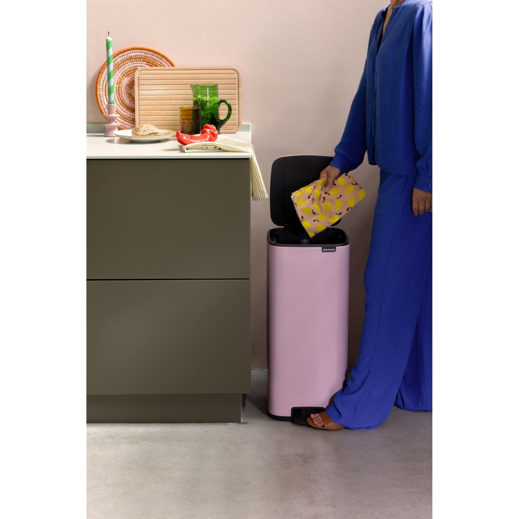 Prullenbak 30.0l Bo pedaal Brabantia lilac pink sfeer 2