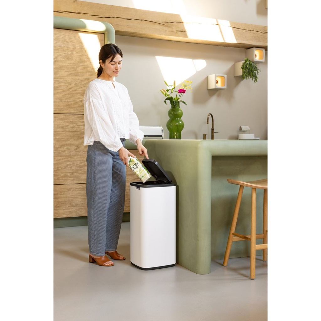 Prullenbak 30.0l Bo touch Brabantia white sfeer 1