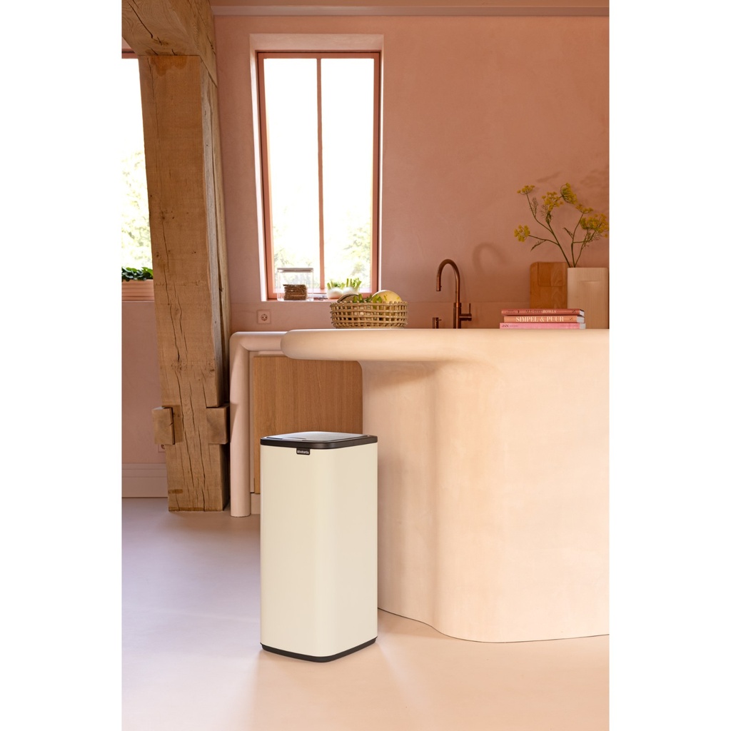 Prullenbak 30.0l Bo touch Brabantia soft beige sfeer 3