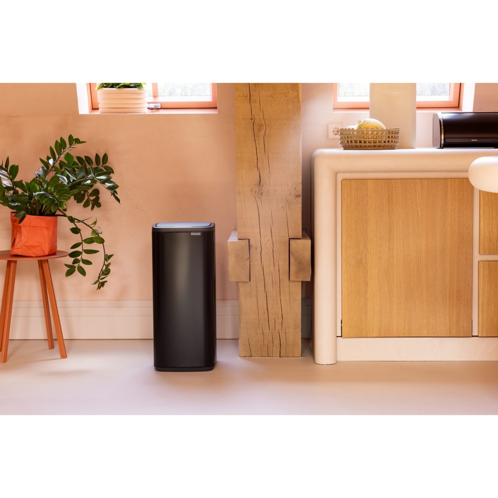 Prullenbak 30.0l Bo touch Brabantia matt black sfeer 1