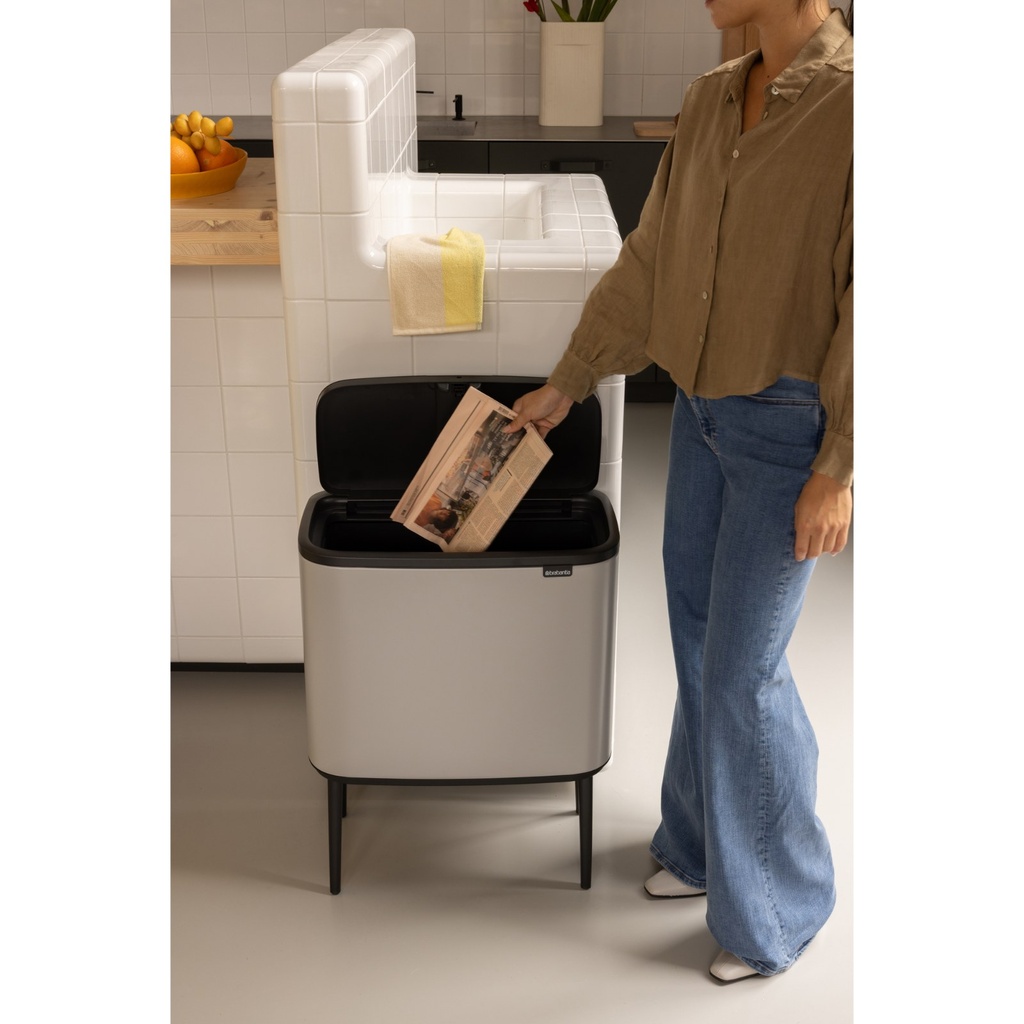 Prullenbak 36.0l Bo touch Brabantia soft grey sfeer 1