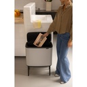 Prullenbak 36.0l Bo touch Brabantia soft grey sfeer 1