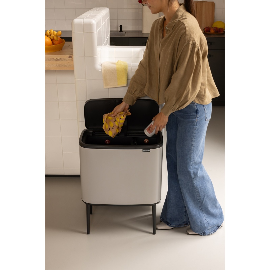 Prullenbak 11/23.0l Bo touch Brabantia soft grey sfeer 1