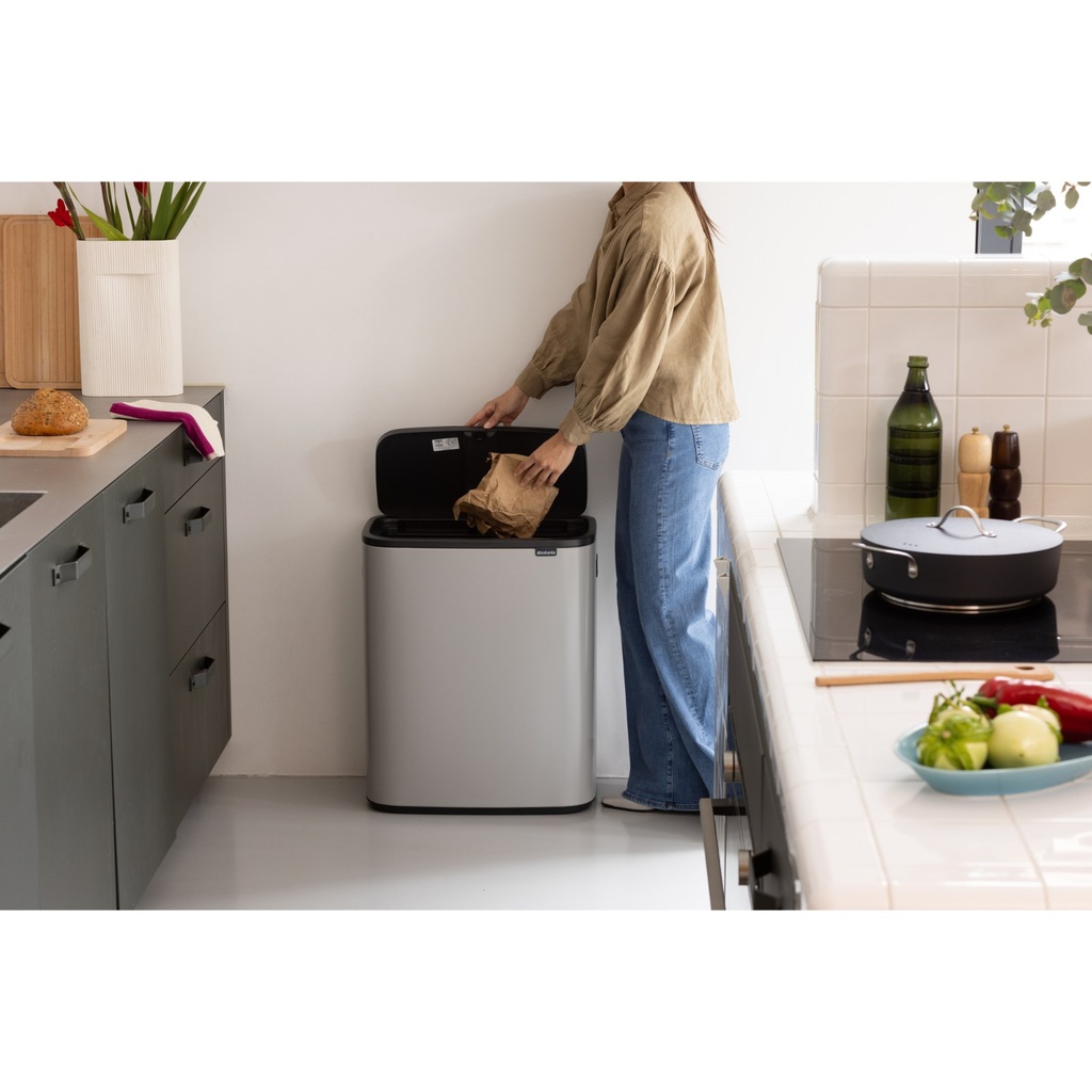 Prullenbak 60.0l Bo touch Brabantia soft grey sfeer 3