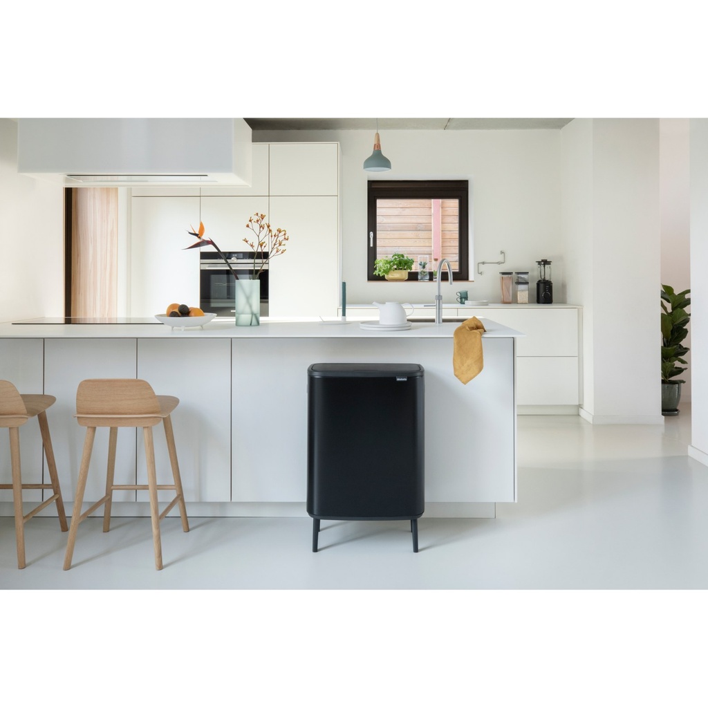 Prullenbak 60.0l Bo touch Hi Brabantia matt black sfeer 2