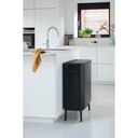 Prullenbak 60.0l Bo touch Hi Brabantia matt black sfeer 3