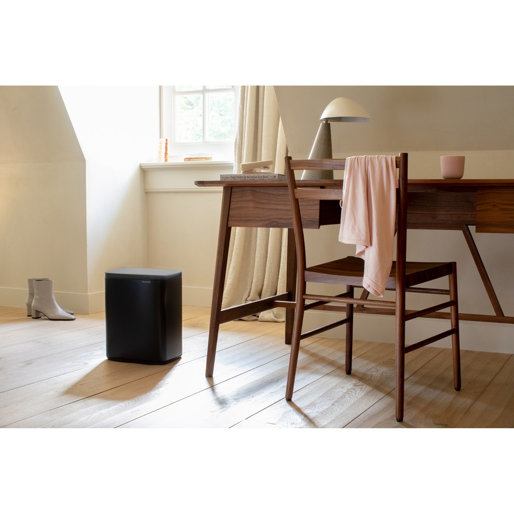Prullenbak 12.0l Bo Brabantia matt black sfeer 1