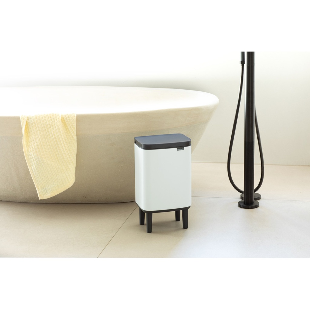 Prullenbak 7.0l Bo op poten Brabantia white sfeer 1