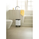 Prullenbak 7.0l Bo op poten Brabantia white sfeer 2