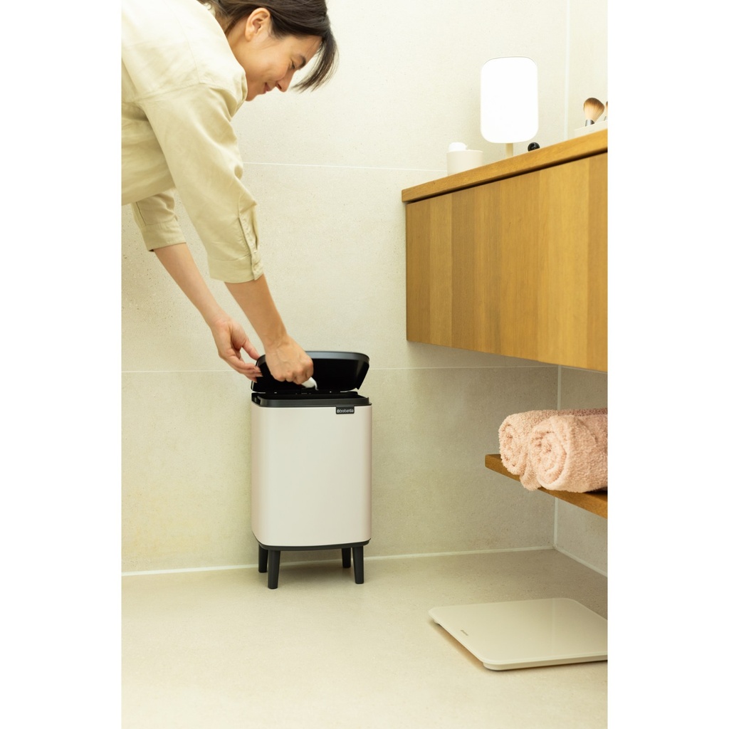 Prullenbak 7.0l Bo op poten Brabantia soft beige sfeer 2