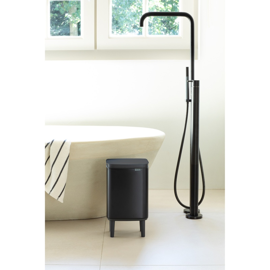 Prullenbak 7.0l Bo op poten Brabantia matt black sfeer 1