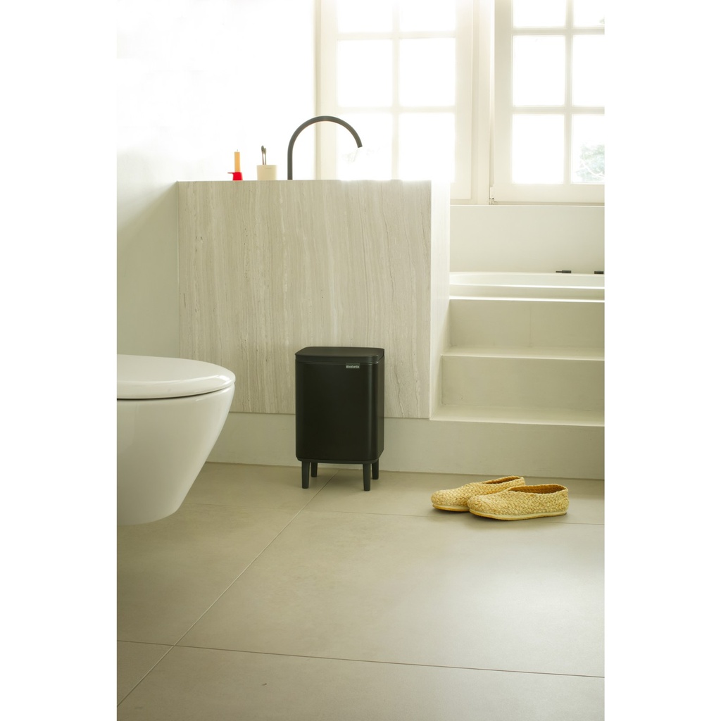Prullenbak 7.0l Bo op poten Brabantia matt black sfeer 3