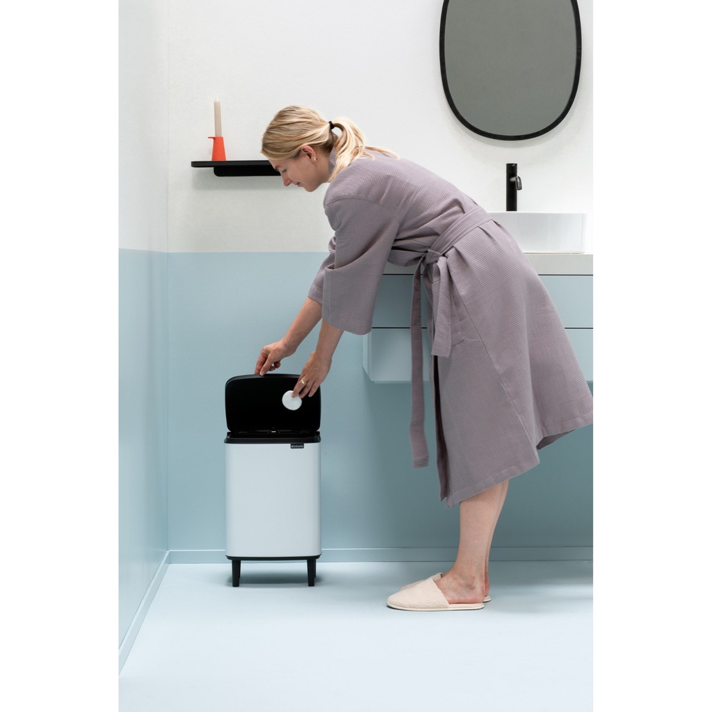 Prullenbak 12.0l Bo op poten Brabantia white sfeer 2