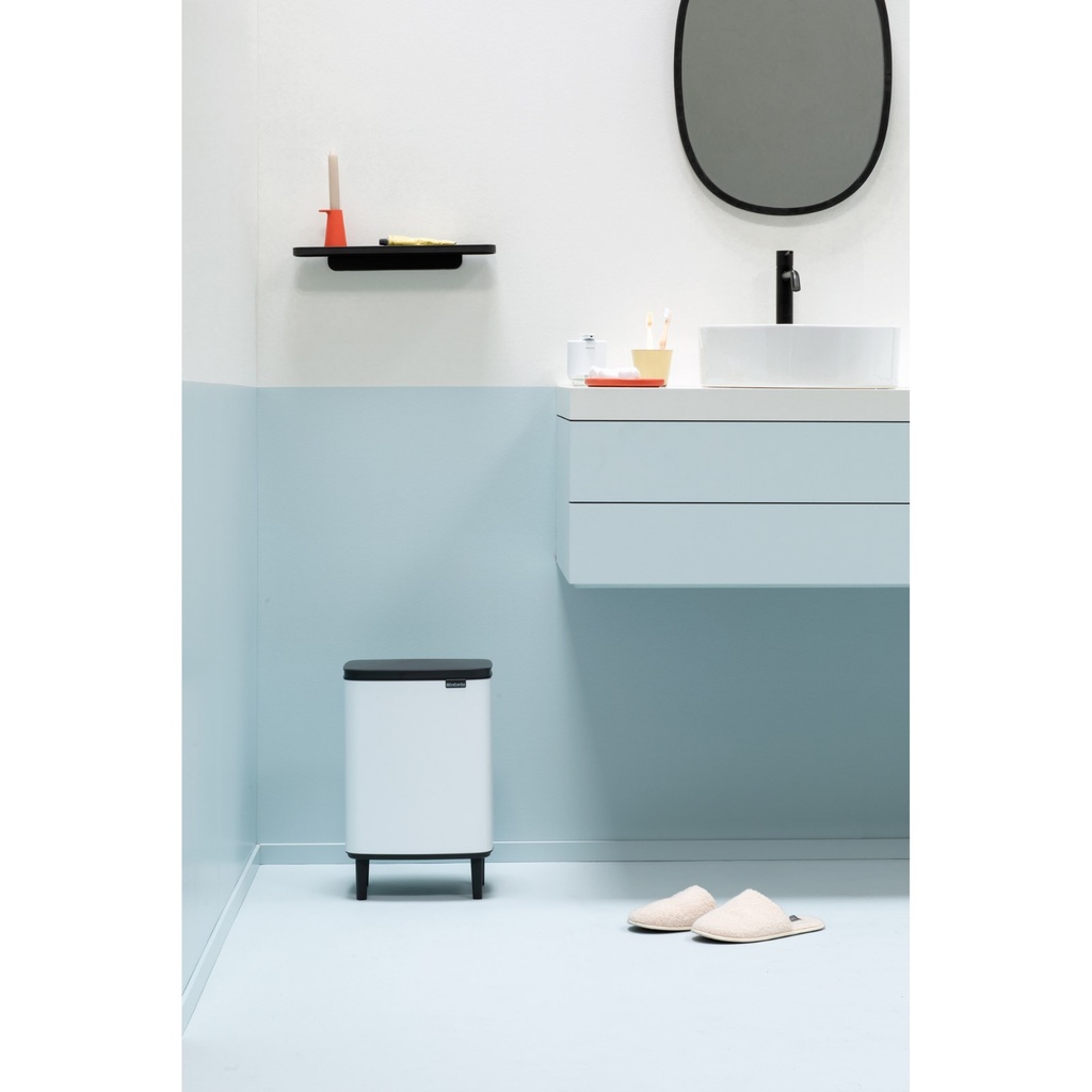Prullenbak 12.0l Bo op poten Brabantia white sfeer 3